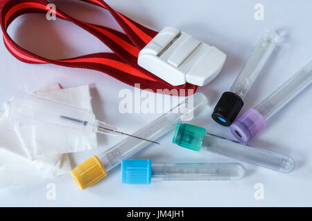 Jeux de collecte de sang et de seringues dans l'environnement de laboratoire Banque D'Images
