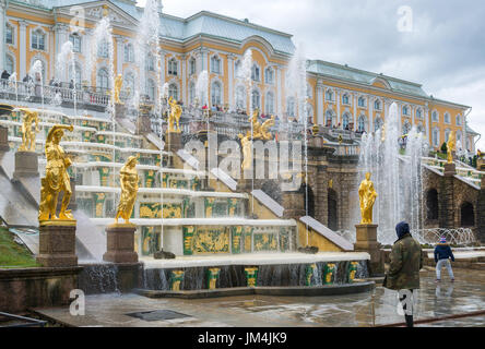 La Russie, Peterhof - Juin 03,2017 la grande fontaine cascade Banque D'Images