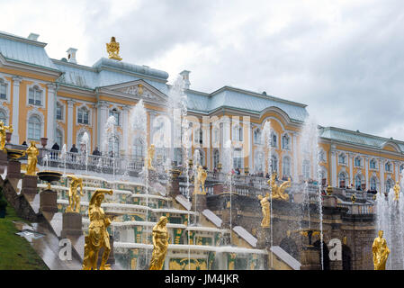 La Russie, Peterhof - Juin 03,2017 la grande fontaine cascade Banque D'Images