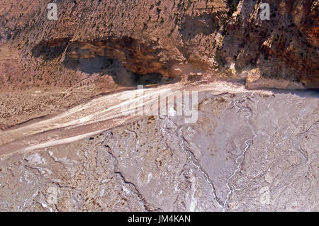 La rivière Kali Gandaki dans la vallée du haut Mustang au Népal à partir de l'avion Banque D'Images