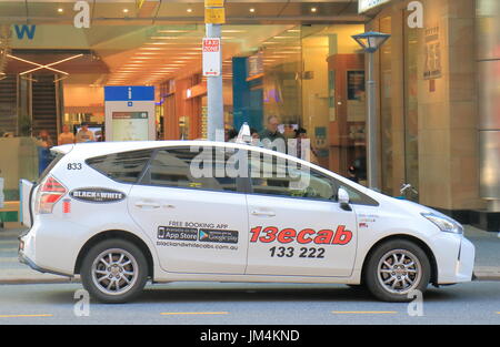 Les chauffeurs de taxi pour les passagers en attente au centre-ville de Brisbane en Australie. Banque D'Images