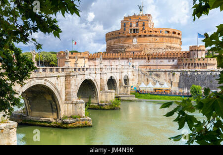 Avis de Sant Angelo fortress et pont sur la rivière Tibre à Rome. Italie Banque D'Images