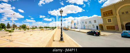 Vue panoramique de street et l'entrée dans la ville de Kairouan. La Tunisie, l'Afrique du Nord Banque D'Images