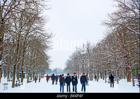 Paris, France -  People enjoying snow at Luxembourg garden Banque D'Images