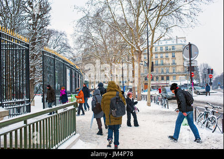 Paris, France -  People enjoying snow at Luxembourg garden Banque D'Images