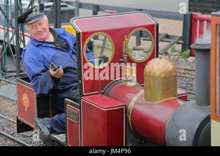 HASTINGS, Royaume-Uni - 23 juillet 2017 : Gros plan sur le conducteur d'un train à vapeur au Hastings maquette ferroviaire situé au rock-a-Nore Road Banque D'Images