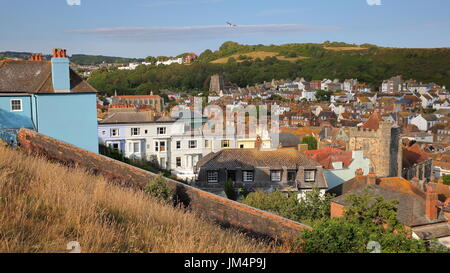 Vue générale de la vieille ville de Hastings de West Hill avec East Hills dans l'arrière-plan, Hastings, Royaume-Uni Banque D'Images