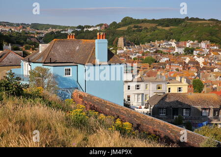 Vue générale de la vieille ville de Hastings de West Hill avec East Hills dans l'arrière-plan, Hastings, Royaume-Uni Banque D'Images