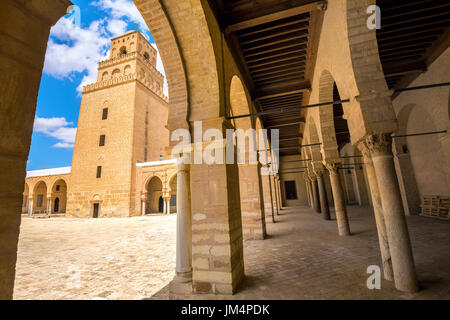Belle vue sur la Grande Mosquée par arcade de cour. La Tunisie, l'Afrique du Nord Banque D'Images