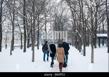 Paris, France -  People enjoying snow at Luxembourg garden Banque D'Images