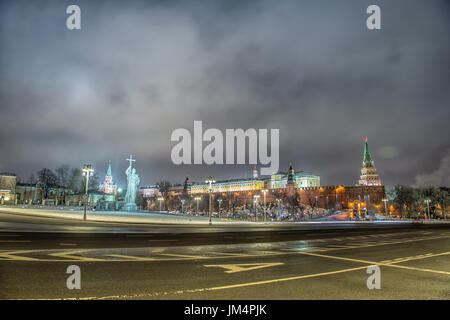 Monument de Vladimir. Nuit d'hiver dans le Kremlin de Moscou. La Russie Banque D'Images