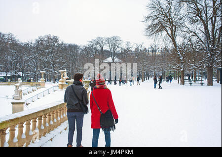 Paris, France -  People enjoying snow at Luxembourg garden Banque D'Images