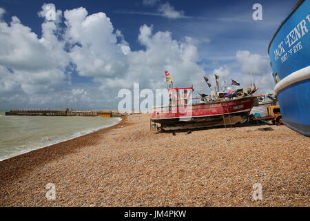 HASTINGS, Royaume-Uni - 22 juillet 2017 : Beach lancé bateaux de pêche colorés avec un beau ciel Banque D'Images