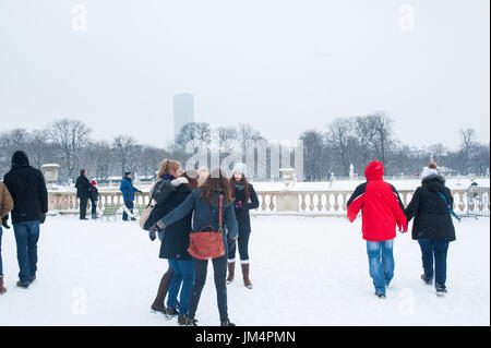 Paris, France -  People enjoying snow at Luxembourg garden Banque D'Images