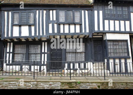 HASTINGS, Royaume-Uni - 22 juillet 2017 : 16e siècle encadrée à colombages et des maisons médiévales de la vieille ville de Hastings Banque D'Images