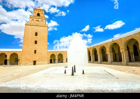 L'ancienne Grande Mosquée et cadran solaire à Kairouan. La Tunisie, l'Afrique du Nord Banque D'Images