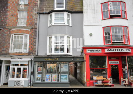 HASTINGS, Royaume-Uni - Juillet 22, 2017 : boutiques colorées dans High Street, vieille ville de Hastings Banque D'Images