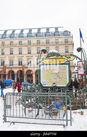 Paris, France - Scène de rue avec de la neige à côté de l'arrêt de métro Louvre Banque D'Images