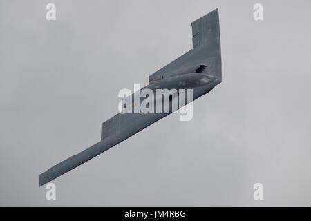 Northrop Grumman B-2 Stealth Bomber d'effectuer un survol du Royal International Air Tattoo célébrant le 70e anniversaire de l'USAF Banque D'Images