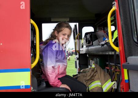 Portrait of Girl sitting in cabine conducteur de moteur de traction à vapeur Masham, juste Masham, North Yorkshire, UK Banque D'Images