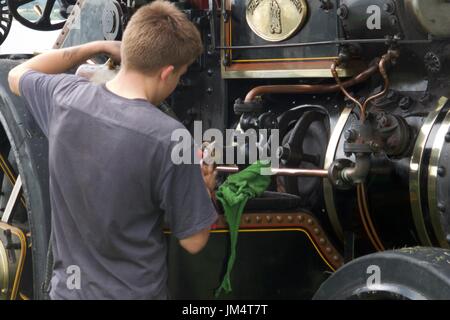 L'homme de procéder à l'entretien sur le moteur de traction à vapeur Masham, juste Masham, North Yorkshire, UK Banque D'Images