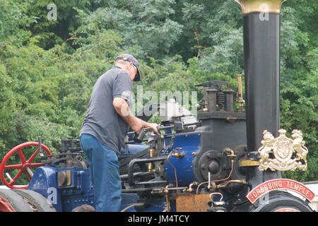 L'homme de procéder à l'entretien sur le moteur de traction à vapeur Masham, juste Masham, North Yorkshire, UK Banque D'Images