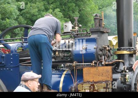 L'homme de procéder à l'entretien sur le moteur de traction à vapeur Masham, juste Masham, North Yorkshire, UK Banque D'Images