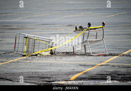 Chariots remis le marquage d'un pot trou dans un parking. Banque D'Images