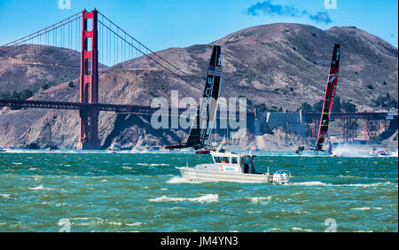 SAN FRANCISCO, le 25 septembre 2013 : Oracle Team USA et Team New Zealand approche le Golden Gate Bridge au cours de la dernière course de l'America's Cup. USA a gagné Banque D'Images