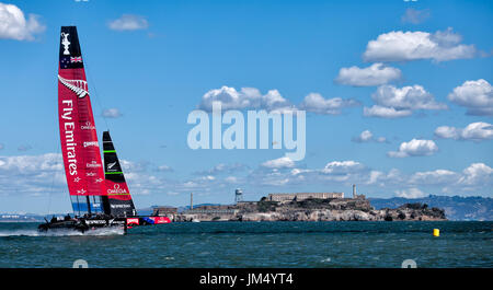 SAN FRANCISCO-LE 25 SEPTEMBRE : approches de Nouvelle-Zélande l'île d'Alcatraz au cours de la dernière course de l'America's Cup avec l'équipe d'Oracle USA sur Septembre 25, 2013 à San Fra Banque D'Images