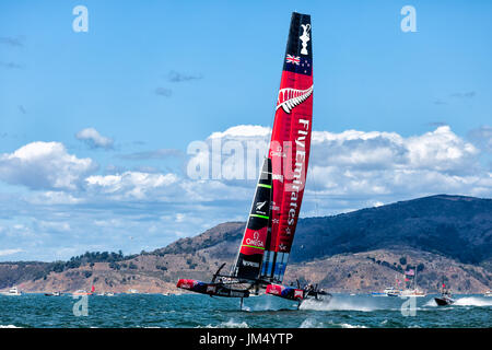 SAN FRANCISCO-LE 25 SEPTEMBRE : Nouvelle Zélande, avec des coques à la fois hors de l'eau en lice pour le titre d'America's Cup dans la course finale avec Oracle Team USA Banque D'Images