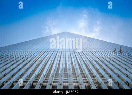 NEW YORK, USA - Mai 05, 2017 : One World Trade Center, vue depuis le niveau de la rue situé dans la ville de New York Usa Banque D'Images