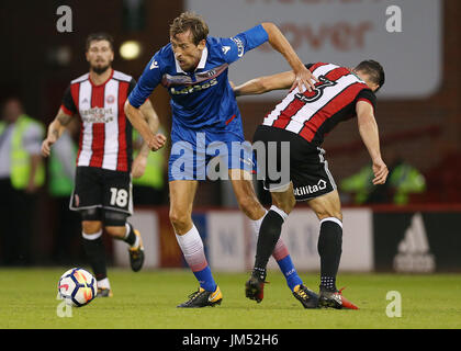 L'Enda Stevens Sheffield United et Stoke City's Peter Crouch (à gauche) bataille pour la balle durant le match amical de pré-saison à Bramall Lane, Sheffield. ASSOCIATION DE PRESSE Photo. Photo date : mardi 25 juillet 2017. Voir l'ACTIVITÉ DE SOCCER histoire Sheff Utd. Crédit photo doit se lire : Barrington Coombs/PA Wire. RESTRICTIONS : EDITORIAL N'utilisez que pas d'utilisation non autorisée avec l'audio, vidéo, données, listes de luminaire, club ou la Ligue de logos ou services 'live'. En ligne De-match utilisation limitée à 75 images, aucune émulation. Aucune utilisation de pari, de jeux ou d'un club ou la ligue/dvd publications. Banque D'Images