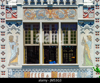 Façades décorées aux couleurs vives de la rue Portugal traditionnel, ensoleillée et couleurs vives Banque D'Images