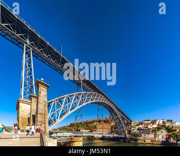 Porto, Portugal. Beau pont en acier de Saint Luis vue panoramique. Banque D'Images