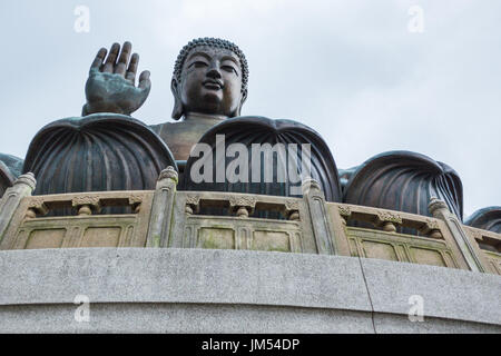 HONG KONG - le 19 juillet 2014 : Le grand Bouddha de bronze Tian Tan, le monastère Po Lin, Lantau Island Banque D'Images