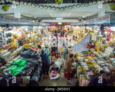 Ho Chi Minh Ville, Saigon, Vietnam du Sud, janvier 2017 [Le marché vietnamien, les gens qui vendent des marchandises] Banque D'Images