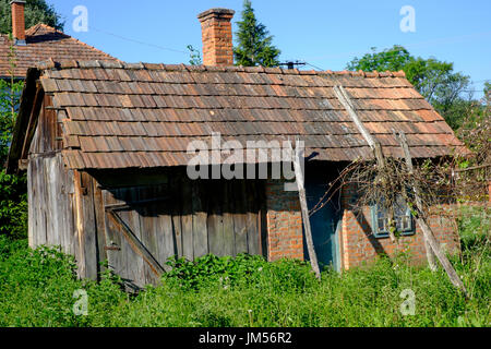 Cuisine d'été dépendance dans le jardin d'une maison de village rural typique dans la région de zala en Hongrie Banque D'Images