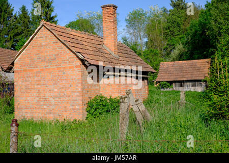 Cuisine d'été dépendance dans le jardin d'une maison de village rural typique dans la région de zala en Hongrie Banque D'Images