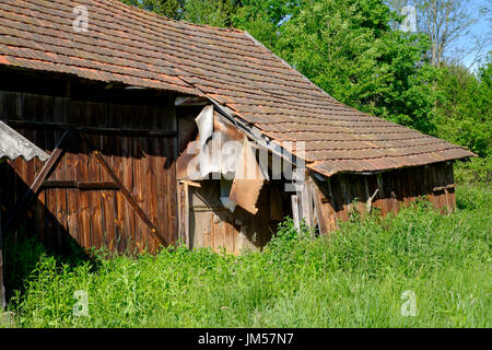 Grange et dépendances de lean dans le jardin d'une maison de village rural typique dans la région de zala en Hongrie Banque D'Images