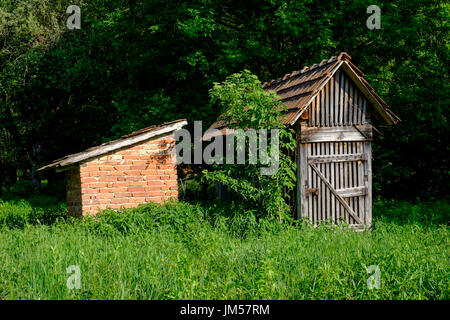 En dehors de toilettes et séchage dépendances dans le jardin d'une maison de village rural typique dans la région de zala en Hongrie Banque D'Images