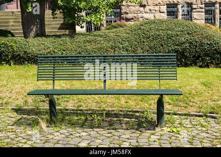 Un banc vert en face d'une couverture et un ancien hôtel de ville Banque D'Images