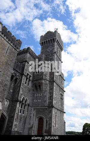 Vue de l'Ashford Castle Cong tower Banque D'Images