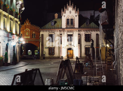 La vieille ville de Cracovie pendant la nuit. Église de la Transfiguration du Seigneur, rue Pijarska Banque D'Images