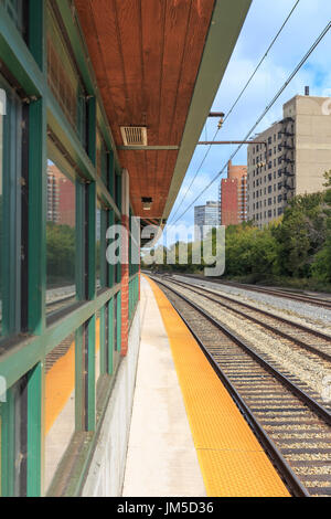 À la 53e Rue Hyde Park Metra Station à Chicago, IL, USA. Banque D'Images