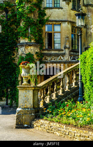 Bel escalier en pierre menant au jardin, architecture, décoration ancienne balustrade en pierre, vintage Banque D'Images