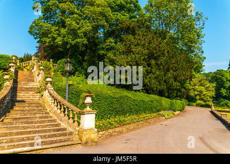 Bel escalier en pierre menant au jardin, architecture, décoration ancienne balustrade en pierre, vintage Banque D'Images