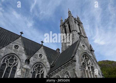 Vue sur l'église gothique à l'abbaye de Kylemore dans le Connemara, comté de Galway, Irlande Banque D'Images