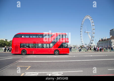 Londres, UK - Aug 12, 2016. Conduite d'autobus sur le pont de Westminster avec London eye en arrière-plan Banque D'Images