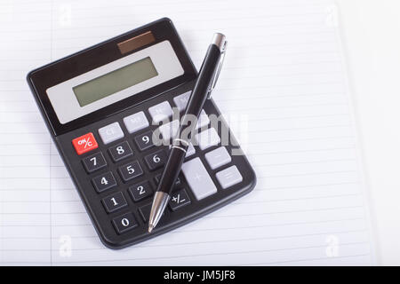 Calculatrice et stylo noir sur une feuille de papier blanc avec copie espace, vu du dessus Banque D'Images